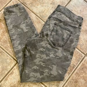 Maurice’s Gray Camo Size M